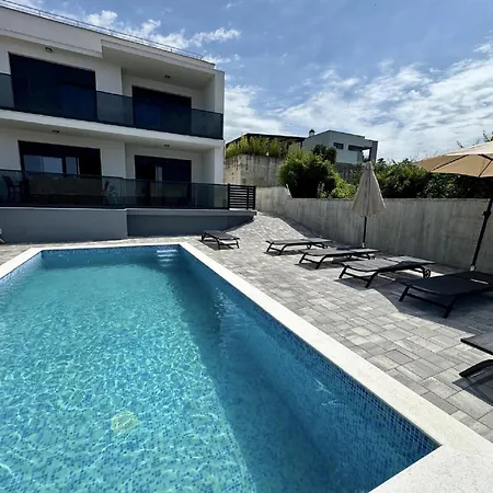 Case de vacanță Modern With Swimming Pool And Roof Terrace Crikvenica